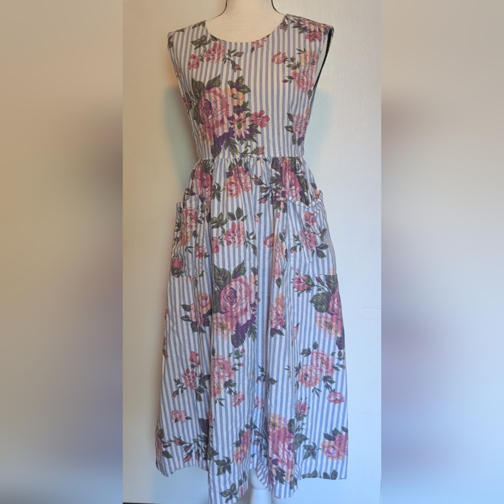 Gorgeous Vintage Button Button Back Floral Willowbend Dress